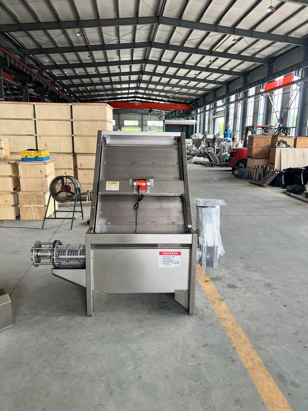 斜筛式固液分离机是一种利用倾斜筛网和机械挤压实现高效固液分离的设备